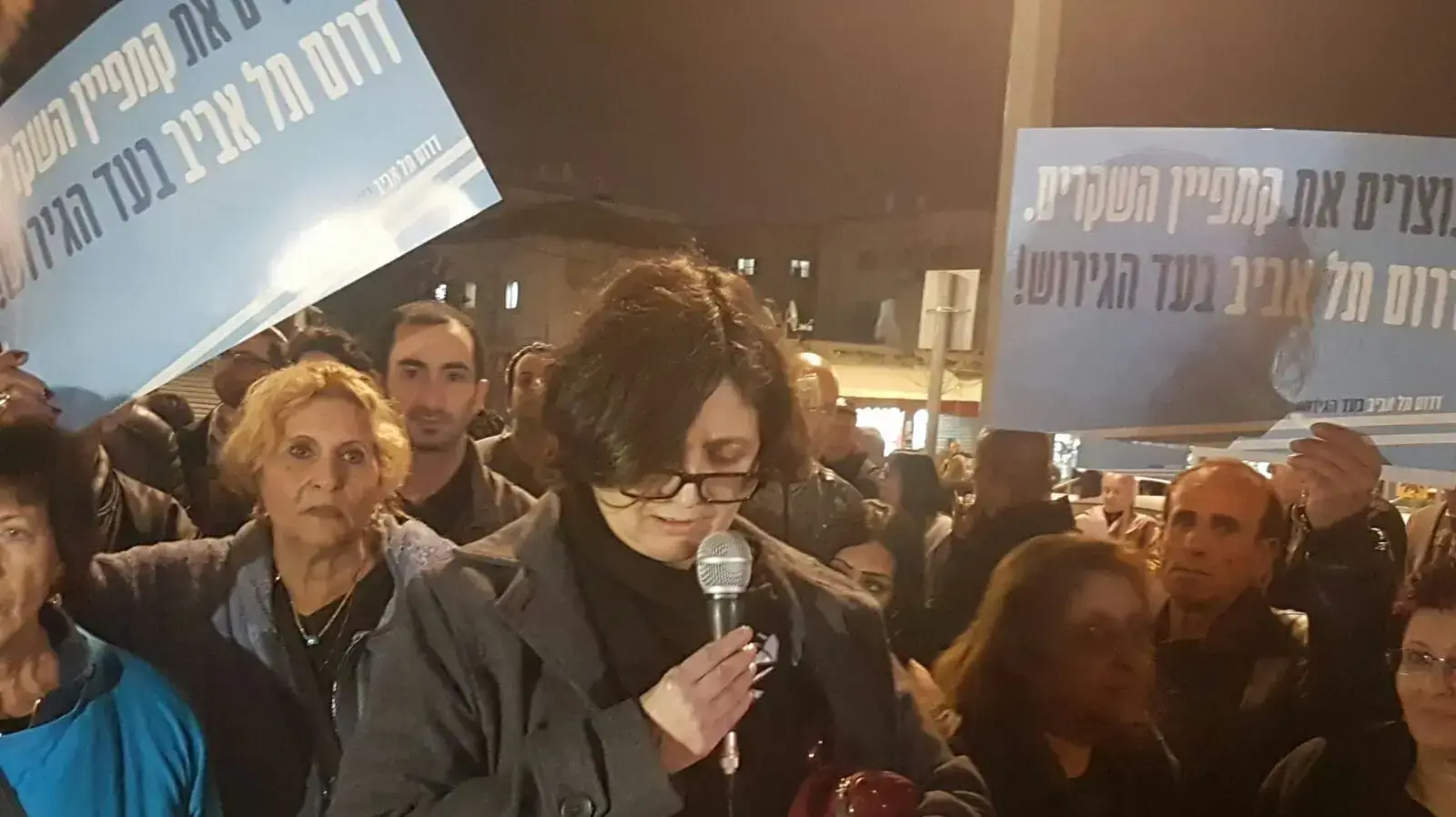 בתה של אסתר גלילי (קורין ) אשר נרצחה על ידי נתין זר מסודאן לפני שמונה שנים סופדת לה במהלך הפגנת תושבי דרום תל אביב בעדהגירוש 24 בפברואר 2018
בתה של אסתר גלילי (קורין ) אשר נרצחה על ידי נתין זר מסודאן לפני שמונה שנים סופדת לה במהלך הפגנת תושבי דרום תל אביב בעדהגירוש 24 בפברואר 2018
