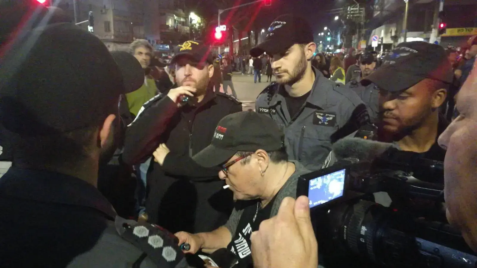 מעצרה של הפעילה החברתית שפי פז במהלך הפגנה בעד גירוש מבקשי המקלט 24 בפברואר 2018 מעצרה של הפעילה החברתית שפי פז במהלך הפגנה בעד גירוש מבקשי המקלט 24 בפברואר 2018