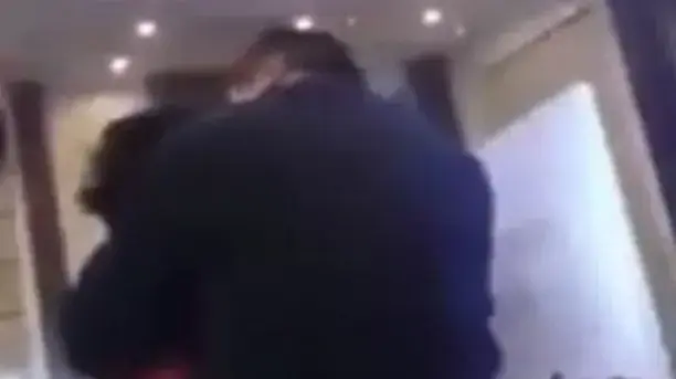 אבא מנסה לנשק את הכלה שלו