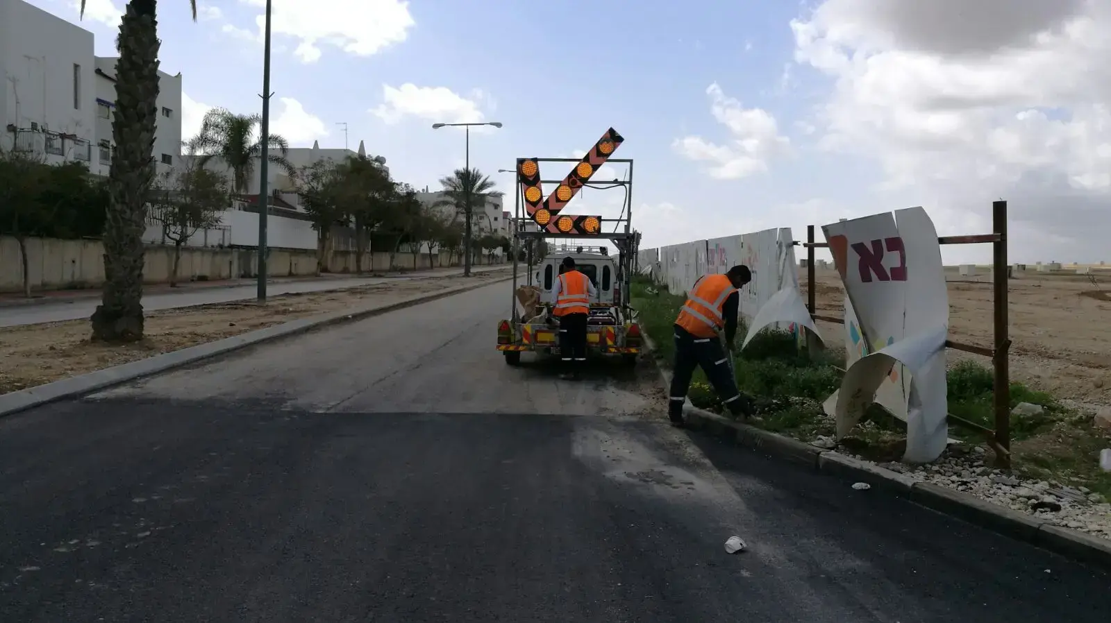 שמים שלטי אזהרה ברחוב של התאונות בבאר שבע שמים שלטי אזהרה ברחוב של התאונות בבאר שבע