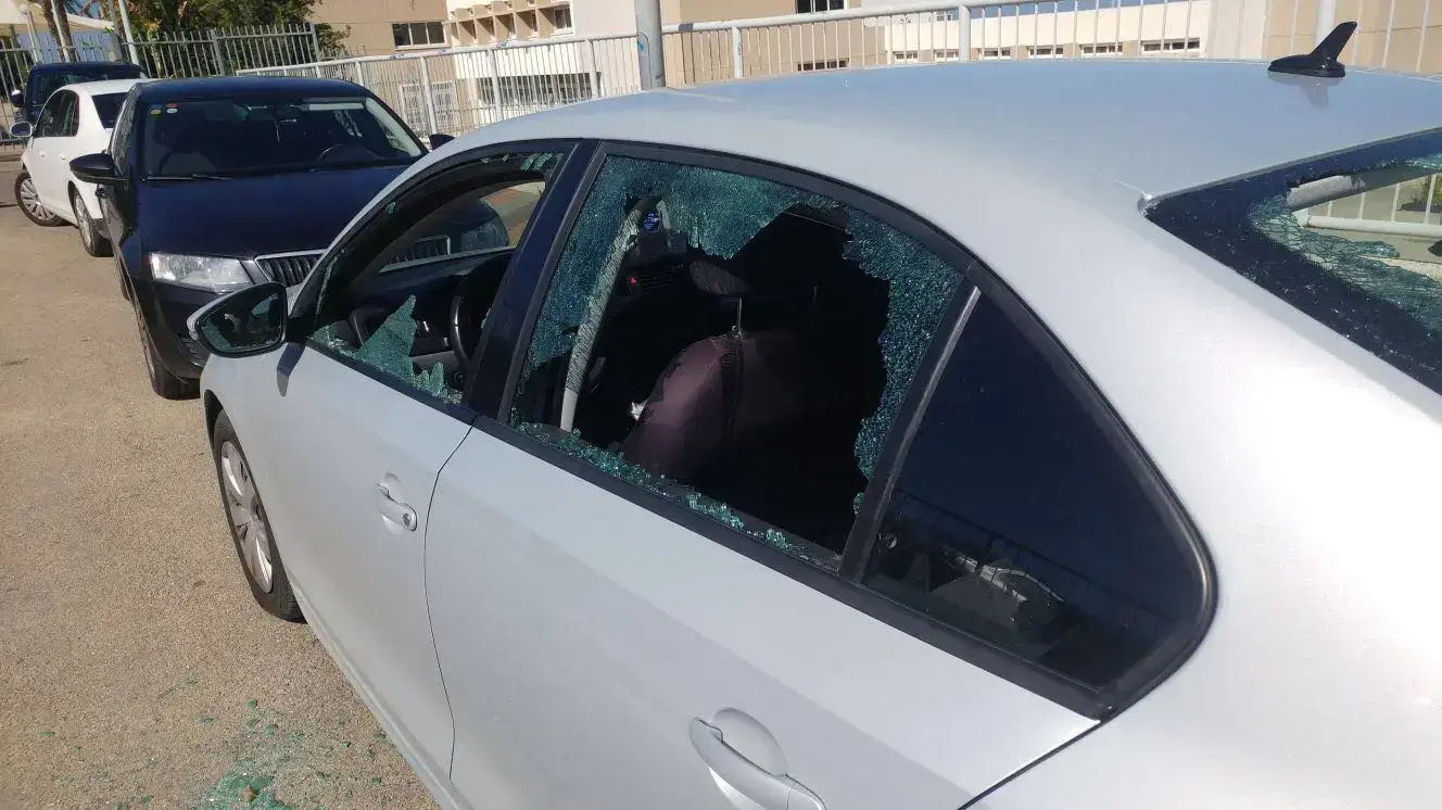 שמשת רכבו של מנהל תיכון מקיף פוריידיס שנופצה בידי תלמידים. 28 בפברואר 2018 שמשת רכבו של מנהל תיכון מקיף פוריידיס שנופצה בידי תלמידים. 28 בפברואר 2018