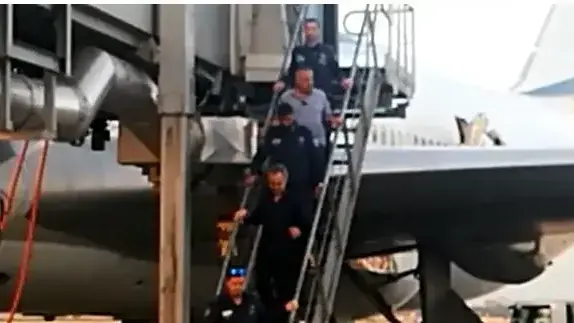 נחיתת קובי אלכסנדר בישראל לריצוי שארית מאסרו נחיתת קובי אלכסנדר בישראל לריצוי שארית מאסרו