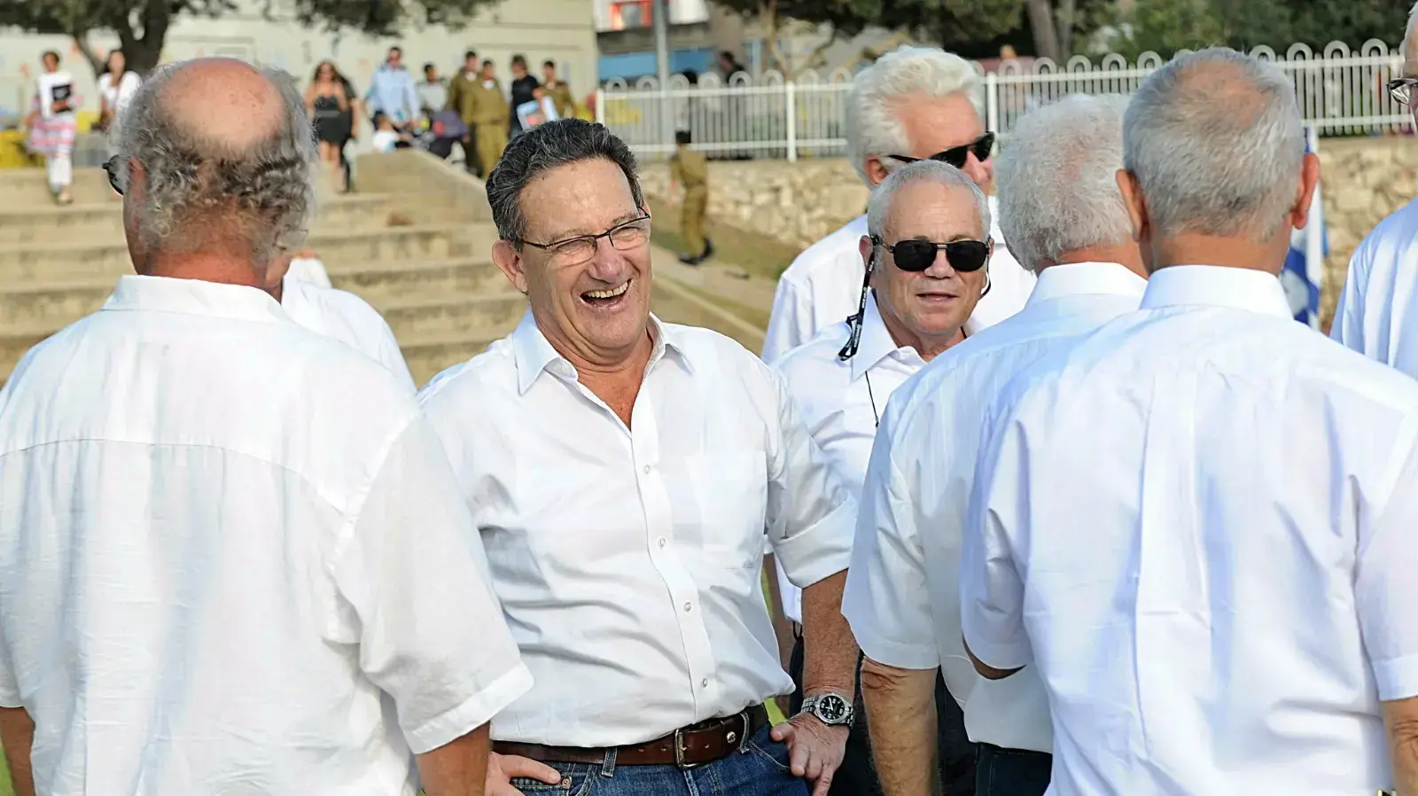 רון בן ישי עם חברי המחזור שלו בבית הספר הריאלי