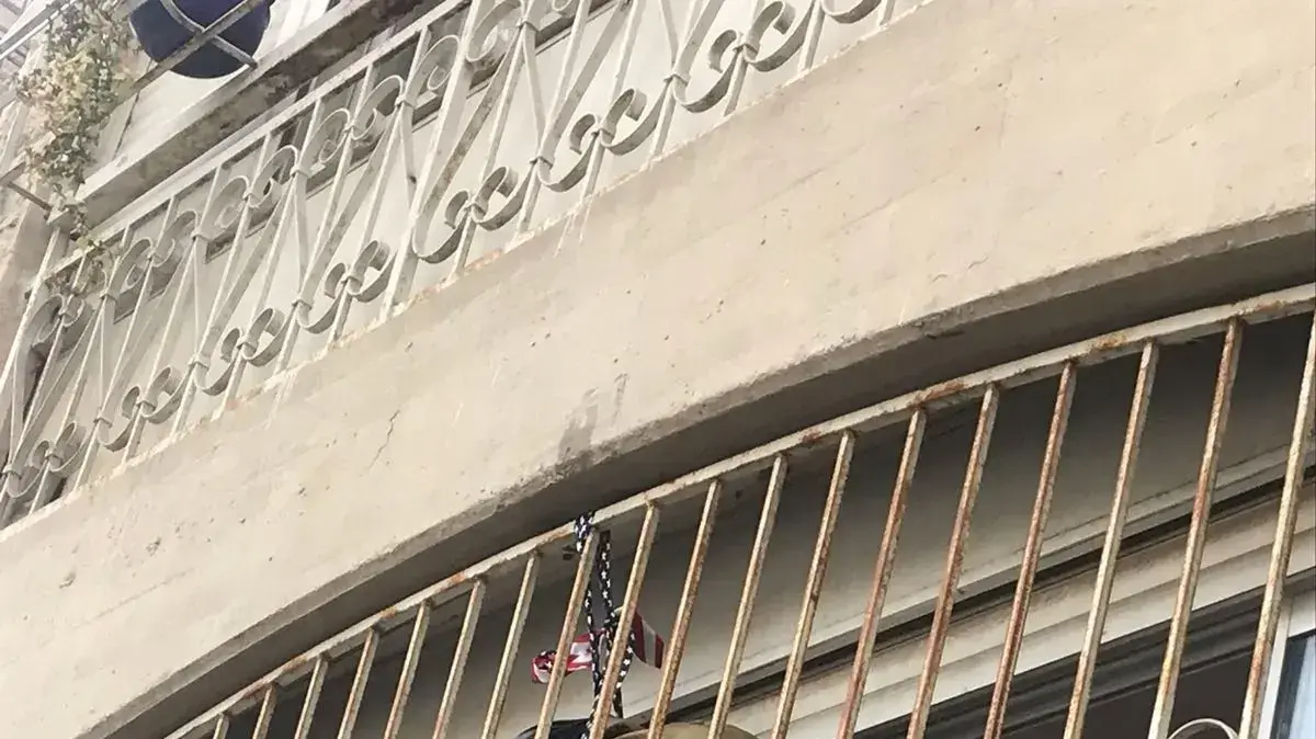 בובת חייל שנתלתה מחלון דירה ברחוב מעבר המיתלה בירושלים ב-2 במרץ 2018 בובת חייל שנתלתה מחלון דירה ברחוב מעבר המיתלה בירושלים ב-2 במרץ 2018