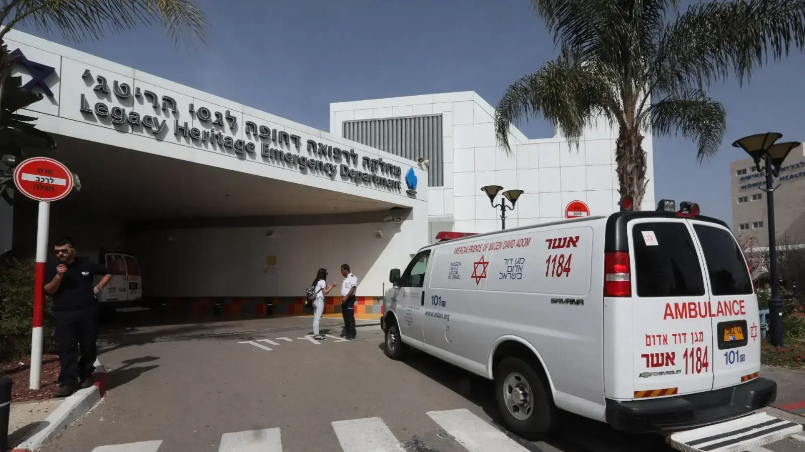 פינוי הפצועים מהפיגוע בתחנת הרכבת בעכו לבית החולים בנהריה פינוי הפצועים מהפיגוע בתחנת הרכבת בעכו לבית החולים בנהריה