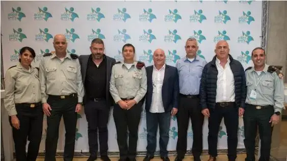 מפקד המכללה, סגן- אלוף רן דהן, משנה למנכ"ל משרד הביטחון, תת- אלוף (מיל') רוני מורנו, מנכ"ל רפאל, אלוף (מיל') יואב הר אבן, מנכ"ל מול ההר ונציג התאחדות התעשיינים בצפון, מר אלי גן, ראש אגף הטכנולוגיה והלוגיסטיקה, אלוף אהרון חליוה, מנהל האגף להכשרה מקצועית במשרד העבודה והרווחה, אלוף- משנה (מיל') שולי אייל, קצין לוגיסטיקה ואחזקה ראשי, תת- אלוף מישל ינקו, ראש מנהלת מקצוע לחיים, רב- סרן אסנת לוי
מפקד המכללה, סגן- אלוף רן דהן, משנה למנכ"ל משרד הביטחון, תת- אלוף (מיל') רוני מורנו, מנכ"ל רפאל, אלוף (מיל') יואב הר אבן, מנכ"ל מול ההר ונציג התאחדות התעשיינים בצפון, מר אלי גן, ראש אגף הטכנולוגיה והלוגיסטיקה, אלוף אהרון חליוה, מנהל האגף להכשרה מקצועית במשרד העבודה והרווחה, אלוף- משנה (מיל') שולי אייל, קצין לוגיסטיקה ואחזקה ראשי, תת- אלוף מישל ינקו, ראש מנהלת מקצוע לחיים, רב- סרן אסנת לוי