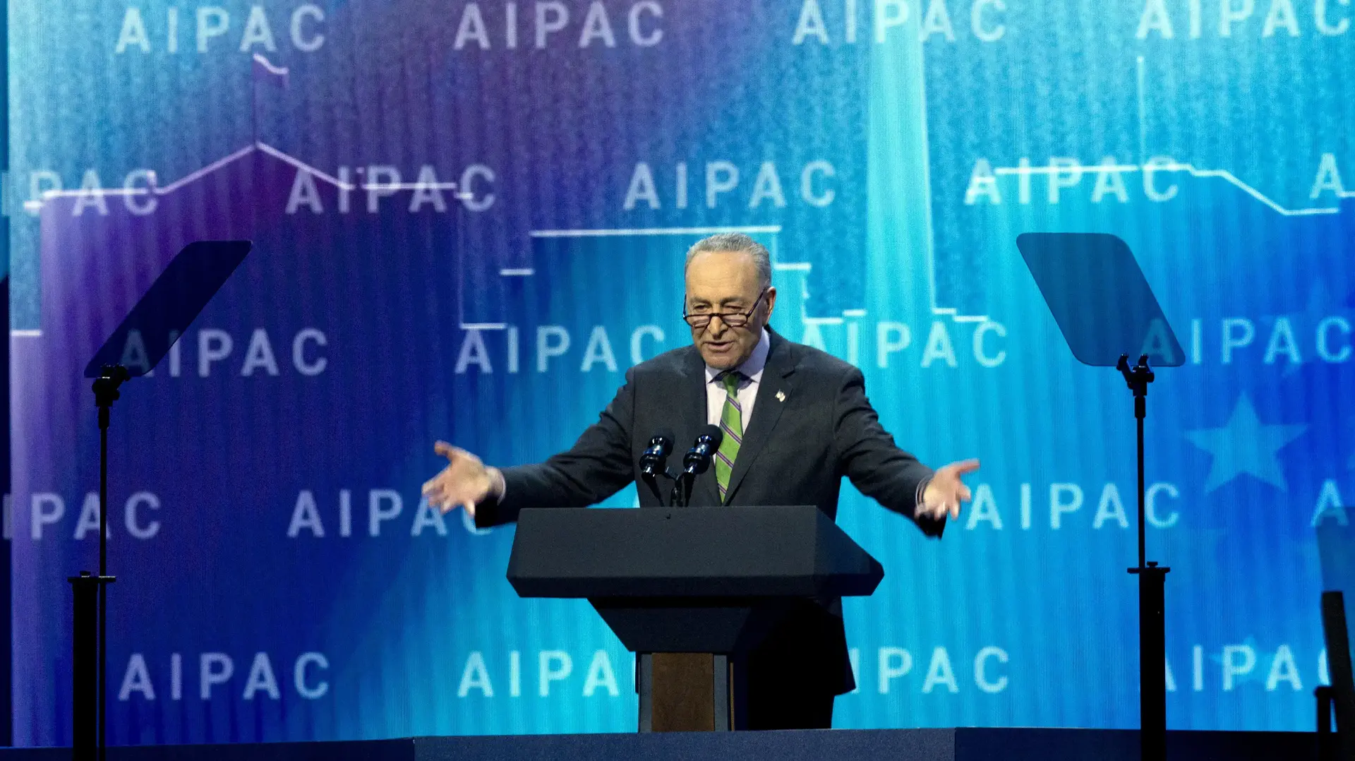 מנהיג הדמוקרטים בסנאט, צ'אק שומר, נואם בפני הכנס השנתי של ועידת איפא"ק, 6 במרץ 2018 מנהיג הדמוקרטים בסנאט, צ'אק שומר, נואם בפני הכנס השנתי של ועידת איפא"ק, 6 במרץ 2018