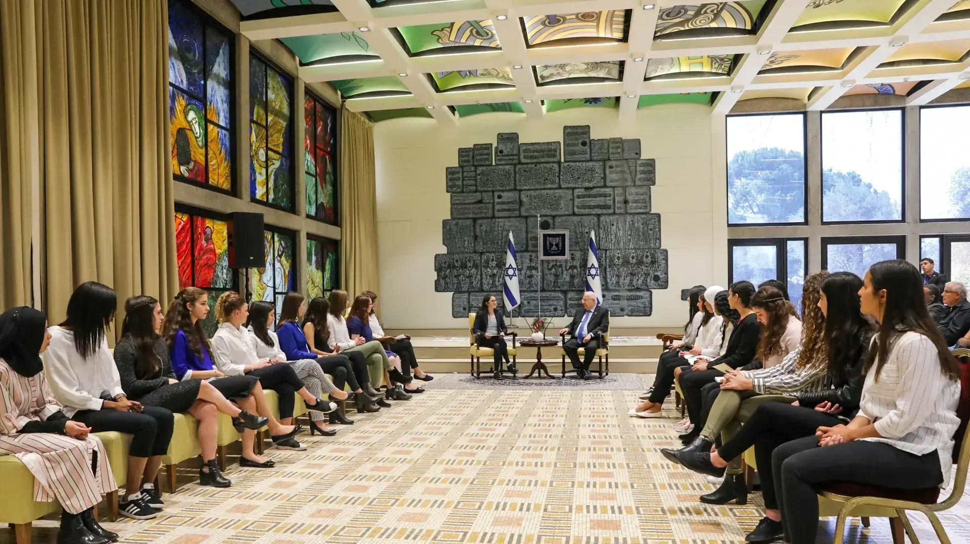 נשיא המדינה במפגש עם תלמידות מובילות לכבוד יום האישה הבינלאומי, בית הנשיא , 6 במרץ 2018 נשיא המדינה במפגש עם תלמידות מובילות לכבוד יום האישה הבינלאומי, בית הנשיא , 6 במרץ 2018