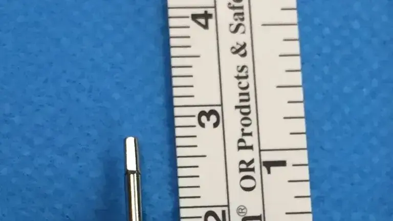 ראש המקדחה שבעלה מטפלת בזמן טיפול שיניים ראש המקדחה שבעלה מטפלת בזמן טיפול שיניים
