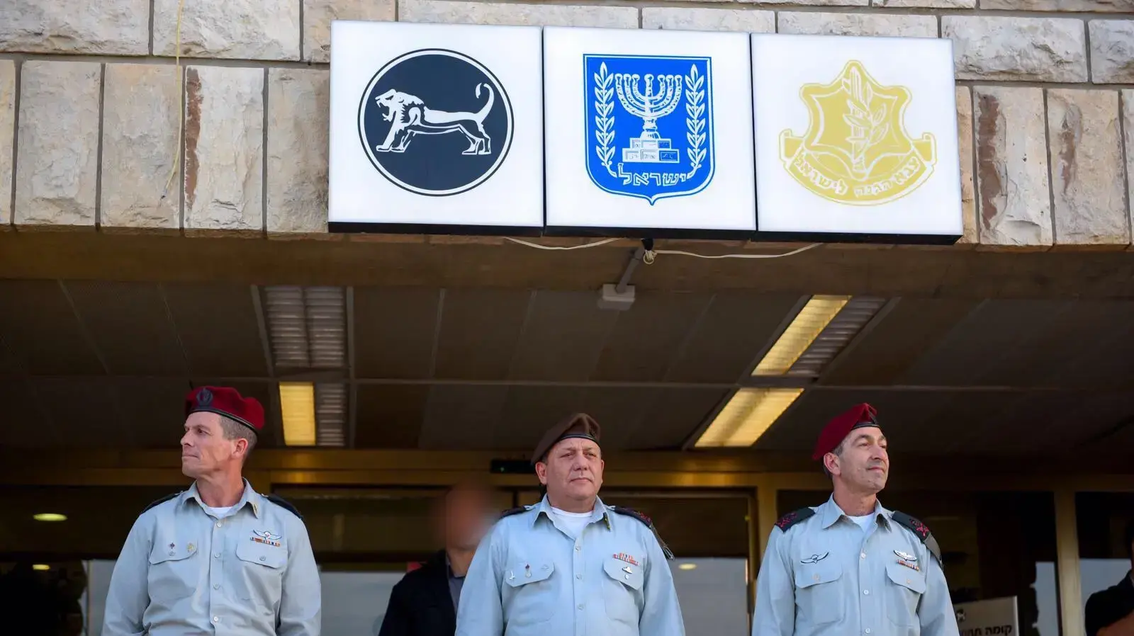 טקס החילופים נערך בפיקוד המרכז, גדי איזנקוט, נדב פדן, מפקד פיקוד מרכז הנכנס ורוני נומה, מפקד פיקוד מרכז היוצא, פיקוד מרכז, 7 במרץ 2018 טקס החילופים נערך בפיקוד המרכז, גדי איזנקוט, נדב פדן, מפקד פיקוד מרכז הנכנס ורוני נומה, מפקד פיקוד מרכז היוצא, פיקוד מרכז, 7 במרץ 2018