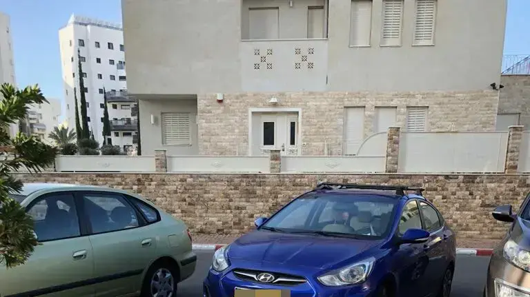 הרחוב של ראובן גורה הנכה עם בעיית הנגישות מחולון הרחוב של ראובן גורה הנכה עם בעיית הנגישות מחולון