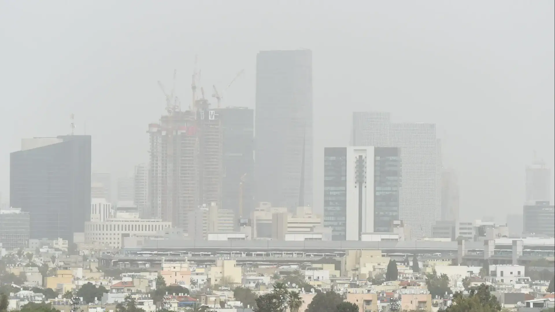 אובך בשמי תל אביב 8 במרץ 2018 אובך בשמי תל אביב 8 במרץ 2018