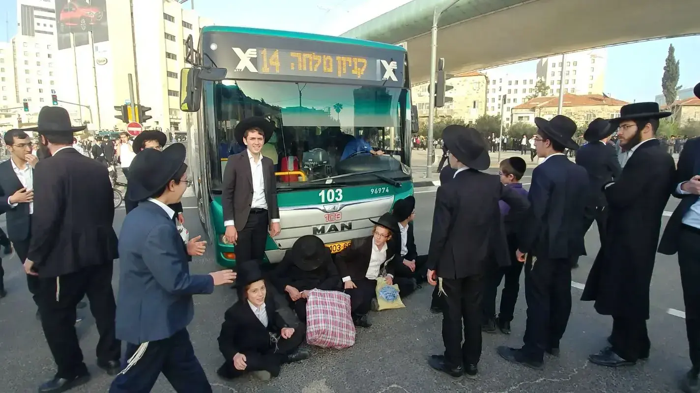 הפגנת חרדים לראשונה מאז מות מנהיג הפלג הירושלמי הרבך שלמה אוירבך, 8 במרץ 2018 הפגנת חרדים לראשונה מאז מות מנהיג הפלג הירושלמי הרבך שלמה אוירבך, 8 במרץ 2018