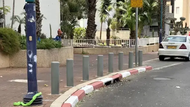 עמודים שחוסמים חניה של כלי רכב עמודים שחוסמים חניה של כלי רכב