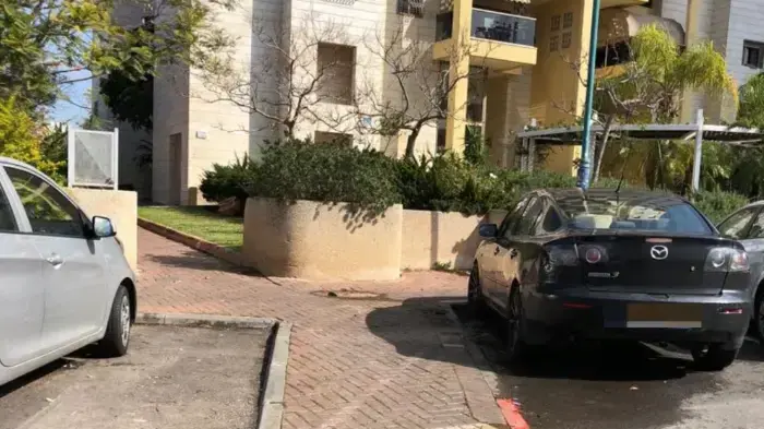 הרחוב של ראובן גורה הנכה עם בעיית הנגישות מחולון הרחוב של ראובן גורה הנכה עם בעיית הנגישות מחולון