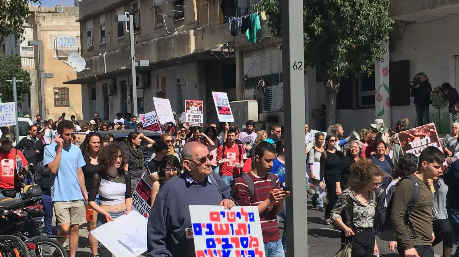 500 משתתפים במחאה נגד גירוש מבקשי מקלט בתל אביב 500 משתתפים במחאה נגד גירוש מבקשי מקלט בתל אביב