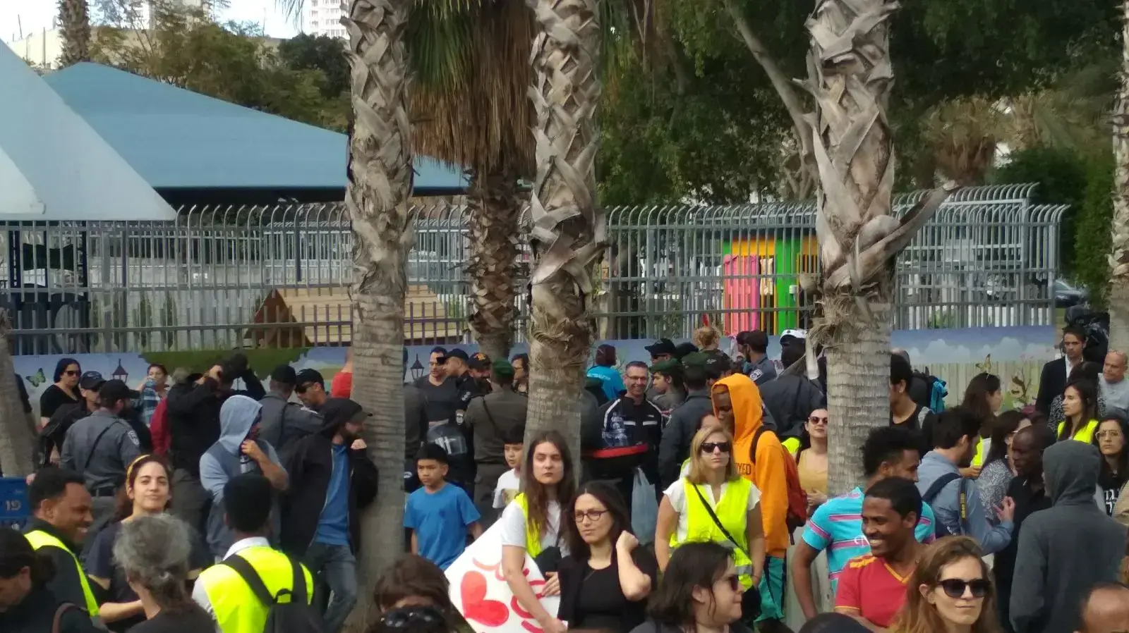 500 משתתפים במחאה נגד גירוש מבקשי מקלט בתל אביב 500 משתתפים במחאה נגד גירוש מבקשי מקלט בתל אביב