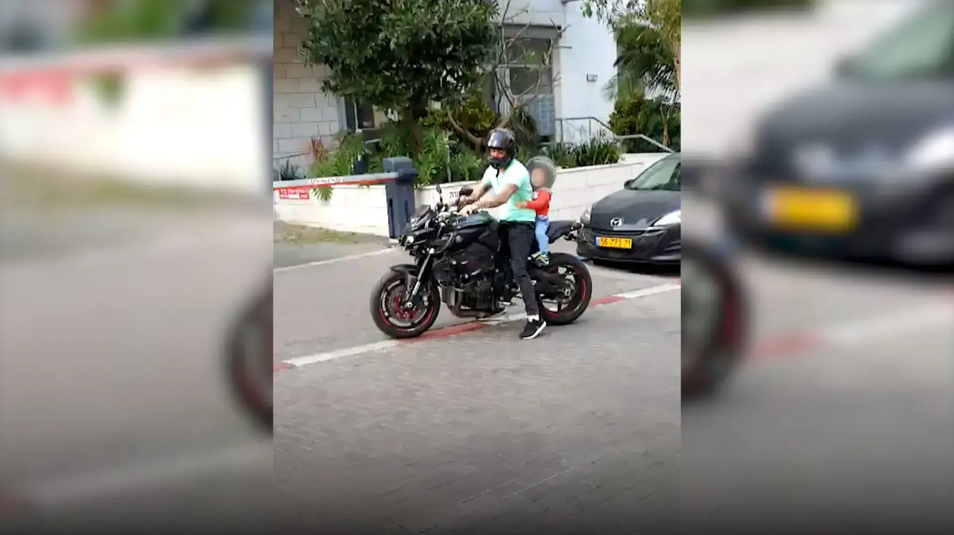 אב תועד רוכב על אופנוע יחד עם בנו הפעוט בגבעתיים אב תועד רוכב על אופנוע יחד עם בנו הפעוט בגבעתיים