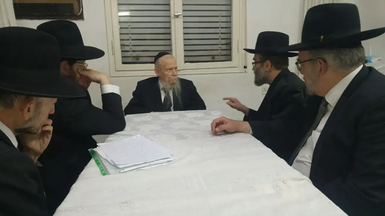 חברי הכנסת של דגל התורה עורכים כעת התייעצויות בבתיהם של הרב גרשון אדלשטיין והרב חיים קנייבסקי, מבכירי הרבנים הליטאיים בתמונה: החכים גפני, מקלב ויעקב אשר 10 במרץ 2018 חברי הכנסת של דגל התורה עורכים כעת התייעצויות בבתיהם של הרב גרשון אדלשטיין והרב חיים קנייבסקי, מבכירי הרבנים הליטאיים בתמונה: החכים גפני, מקלב ויעקב אשר 10 במרץ 2018