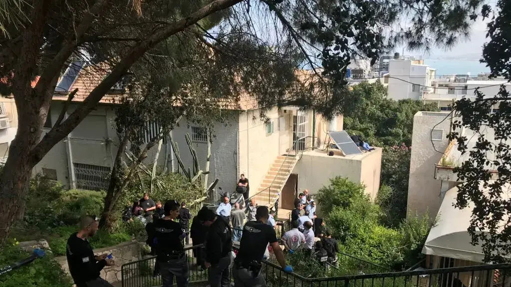 החשוד שפצע את בעלי הבית ברוב החשמונאים אותר ומתבצר באחד הבתים בעיר, חיפה, 12 במרץ 2018 החשוד שפצע את בעלי הבית ברוב החשמונאים אותר ומתבצר באחד הבתים בעיר, חיפה, 12 במרץ 2018