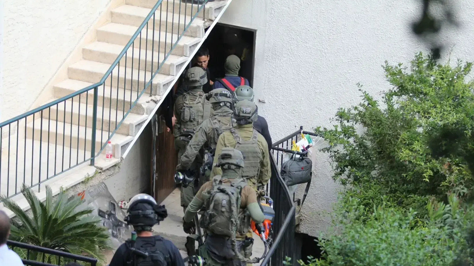החשוד שפצע את בעלי הבית ברוב החשמונאים אותר ומתבצר באחד הבתים בעיר, חיפה, 12 במרץ 2018 החשוד שפצע את בעלי הבית ברוב החשמונאים אותר ומתבצר באחד הבתים בעיר, חיפה, 12 במרץ 2018