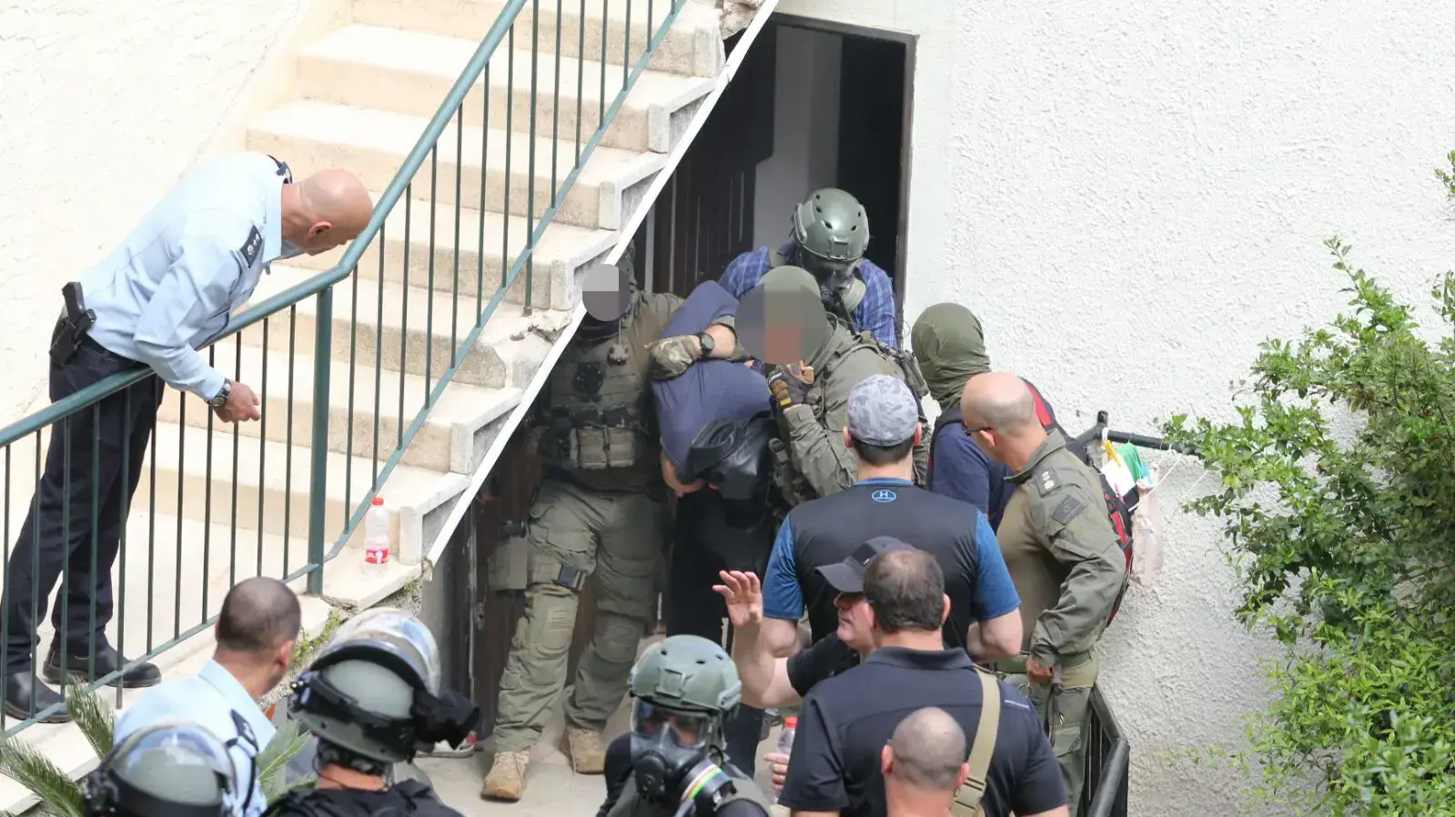 החשוד שפצע את בעלי הבית ברוב החשמונאים אותר ומתבצר באחד הבתים בעיר, חיפה, 12 במרץ 2018 החשוד שפצע את בעלי הבית ברוב החשמונאים אותר ומתבצר באחד הבתים בעיר, חיפה, 12 במרץ 2018