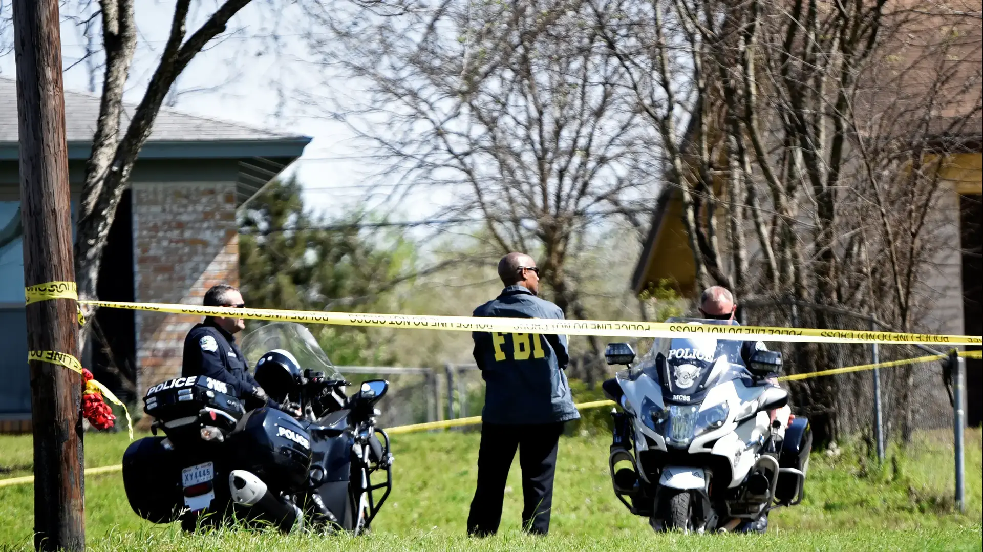שוטרים ואנשי FBI מחוץ לבית שאליו נשלחה חבילת נפץ, אוסטין, טקסס, ארה"ב, 12 במרץ 2018