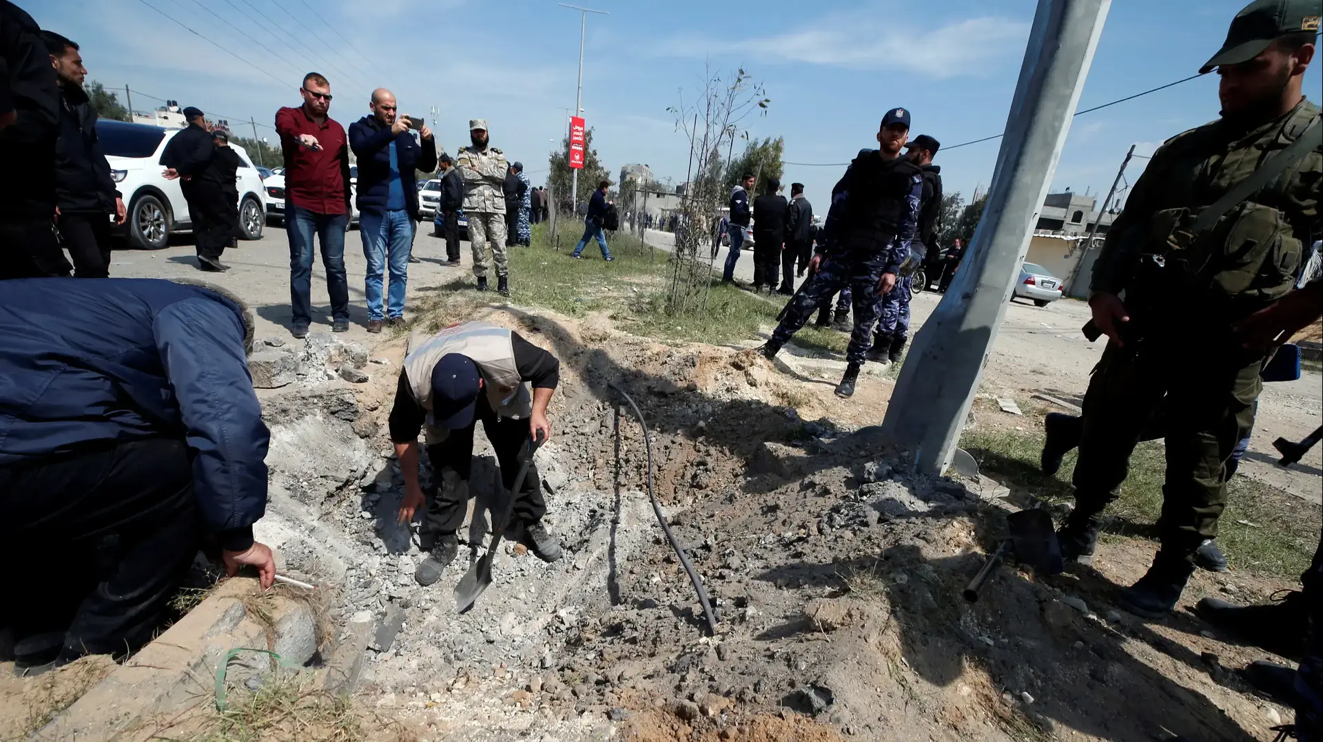 זירת הפיצוץ שכוון נגד שיירתו של ראש הממשלה הפלסטיני ראמי חמדאללה ברצועת עזה, 13 במרץ 2018 זירת הפיצוץ שכוון נגד שיירתו של ראש הממשלה הפלסטיני ראמי חמדאללה ברצועת עזה, 13 במרץ 2018