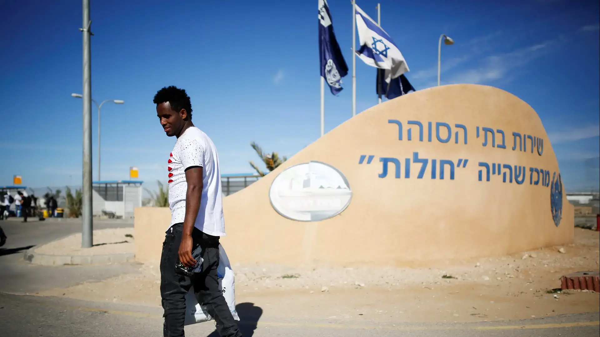 פליטים יוצאים ממתקן חולות בעקבות סגירתו, 14 ברץ 2018