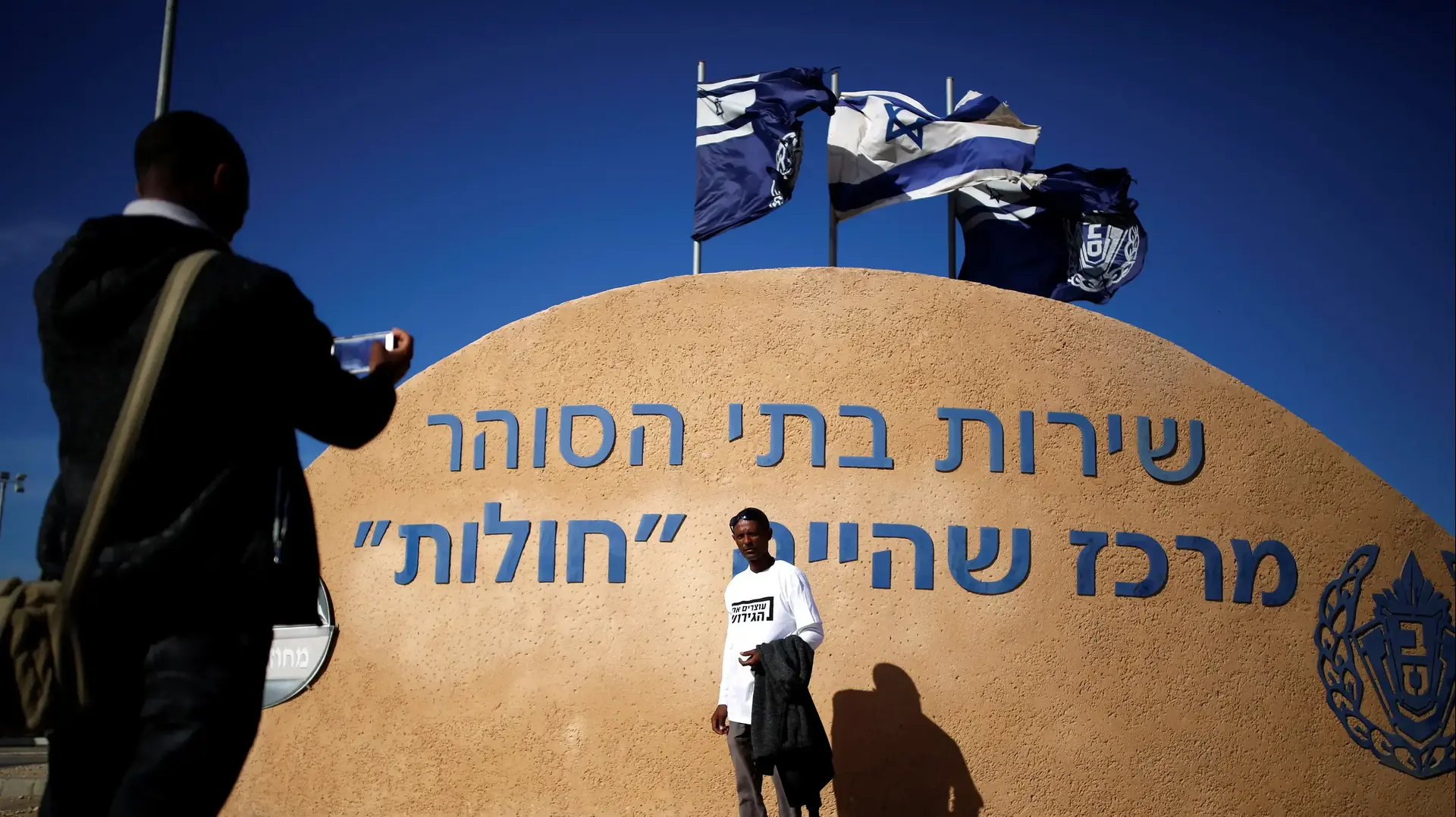 פליטים יוצאים ממתקן חולות בעקבות סגירתו, 14 ברץ 2018 פליטים יוצאים ממתקן חולות בעקבות סגירתו, 14 ברץ 2018