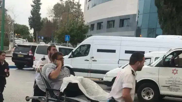 אורן חזן מפונה באלונקה לאחר תאונת דרכים קלה בכביש 6, 15 במרץ 2018 אורן חזן מפונה באלונקה לאחר תאונת דרכים קלה בכביש 6, 15 במרץ 2018