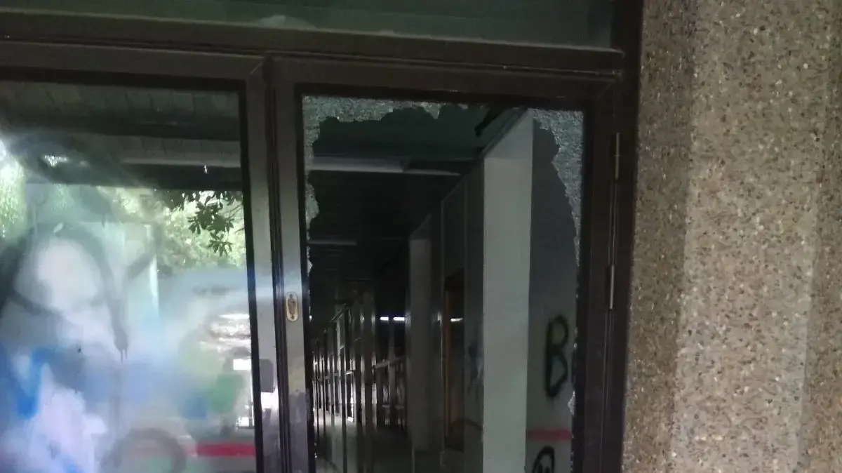תמונות נזק- המשטרה עיכבה הבוקר (חמישי) לחקירה 16 תלמידים משכבת י"ב בבית הספר התיכון אורט רונסון בעוספיא, בחשד לוונדליזם וגרימת הרס בבית ספרם, 15 במרץ 2018 תמונות נזק- המשטרה עיכבה הבוקר (חמישי) לחקירה 16 תלמידים משכבת י"ב בבית הספר התיכון אורט רונסון בעוספיא, בחשד לוונדליזם וגרימת הרס בבית ספרם, 15 במרץ 2018