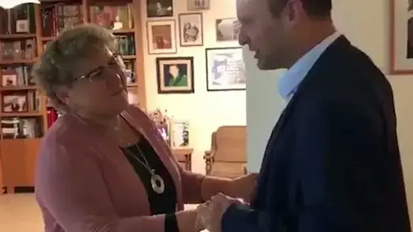 שר החינוך נפתלי בנט מבשר למרים פרץ על זכייתה בפרס ישראל, 15 במרץ 2018 שר החינוך נפתלי בנט מבשר למרים פרץ על זכייתה בפרס ישראל, 15 במרץ 2018