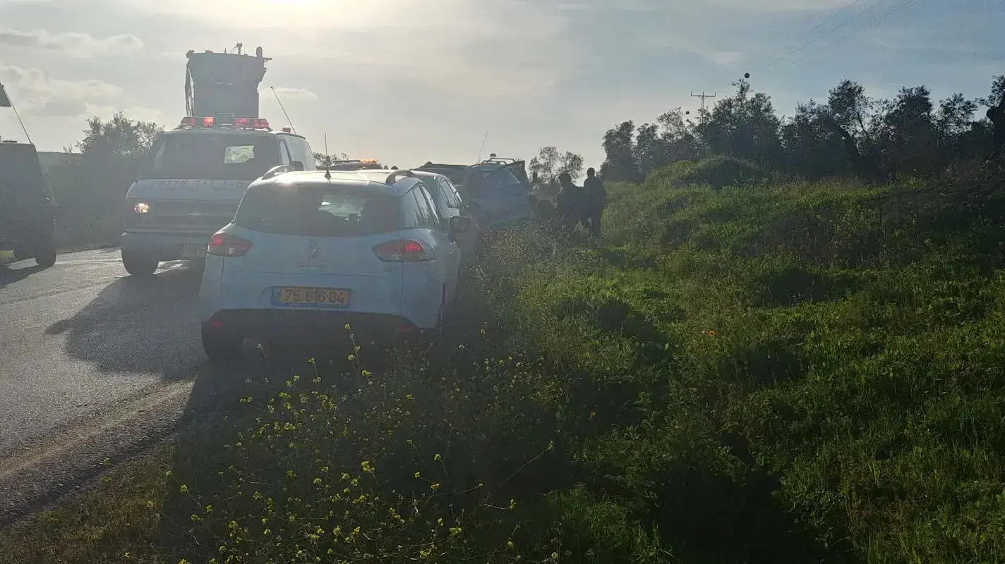 זירת הפיגוע של ארבעה הולכי רגל בני 20 מרכב פלסטיני בכביש 585 ממבוא דותן לכיוון חרמש זירת הפיגוע של ארבעה הולכי רגל בני 20 מרכב פלסטיני בכביש 585 ממבוא דותן לכיוון חרמש