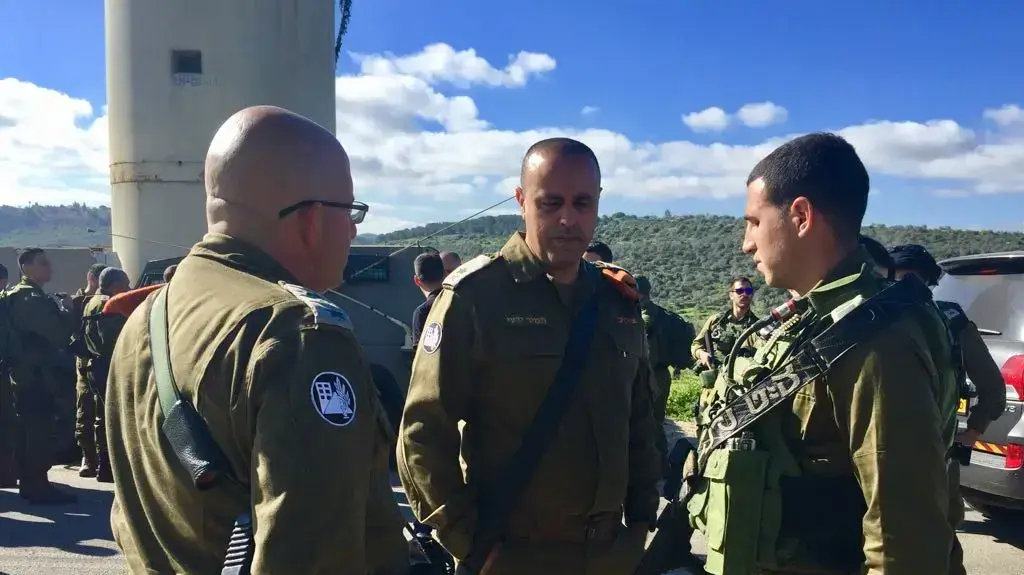 מפקד פיקוד העורף אלוף תמיר ידעי בזירת הפיגוע במבוא דותן מפקד פיקוד העורף אלוף תמיר ידעי בזירת הפיגוע במבוא דותן