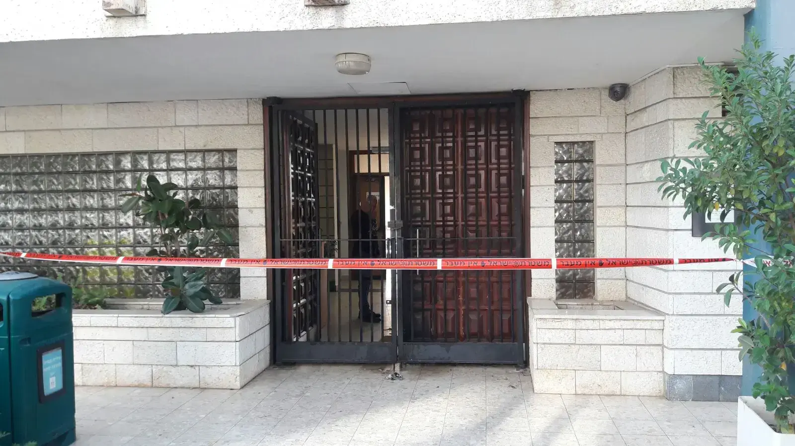 ניסיון הצתת דלת הכניסה לעיריית טבריה בידי בקבוק תבערה ב-18 במרץ 2018 ניסיון הצתת דלת הכניסה לעיריית טבריה בידי בקבוק תבערה ב-18 במרץ 2018