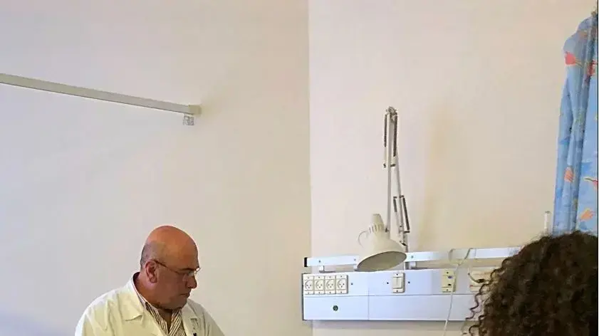 ראש עיריית טבריה יוסי בן דוד בבית החולים לאחר שהותף על- ידי אלמונים במהלך ניחומים אבלים 18 במרץ 2018