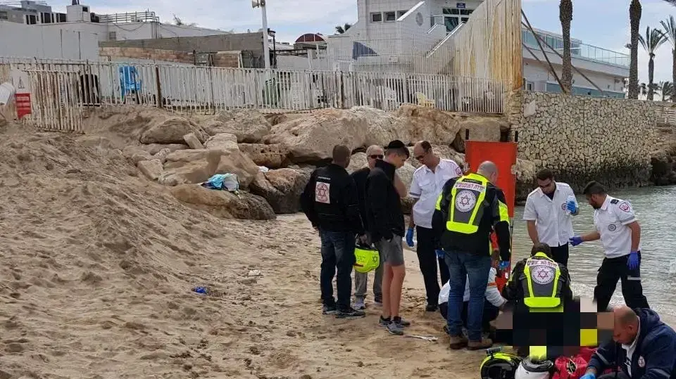 צוות מד"א מבצעים פעולות החייאה שבסופן נקבע מותה של בת 70 בחוף גלי גליל בנהריה 18 במרץ 2018 צוות מד"א מבצעים פעולות החייאה שבסופן נקבע מותה של בת 70 בחוף גלי גליל בנהריה 18 במרץ 2018