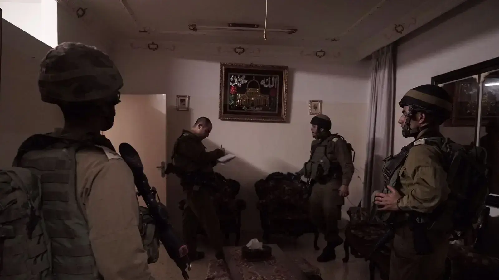 כוחות צה"ל ממפים את בית המחבל לקראת הריסתו בעקרבה - 19 במרץ 2018 כוחות צה"ל ממפים את בית המחבל לקראת הריסתו בעקרבה - 19 במרץ 2018