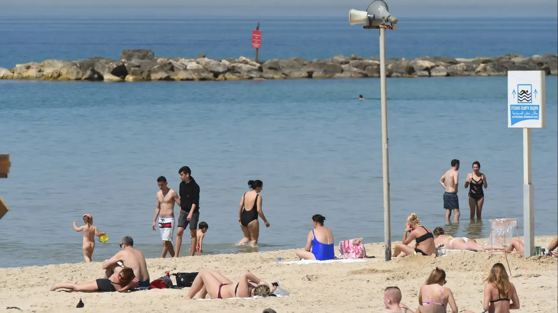 מתרחצים במזג אוויר שרבי בחופי תל אביב 19 במרץ 2018 מתרחצים במזג אוויר שרבי בחופי תל אביב 19 במרץ 2018