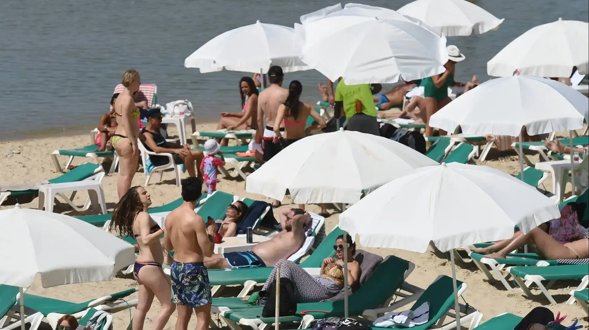 מתרחצים במזג אוויר שרבי בחופי תל אביב 19 במרץ 2018 מתרחצים במזג אוויר שרבי בחופי תל אביב 19 במרץ 2018