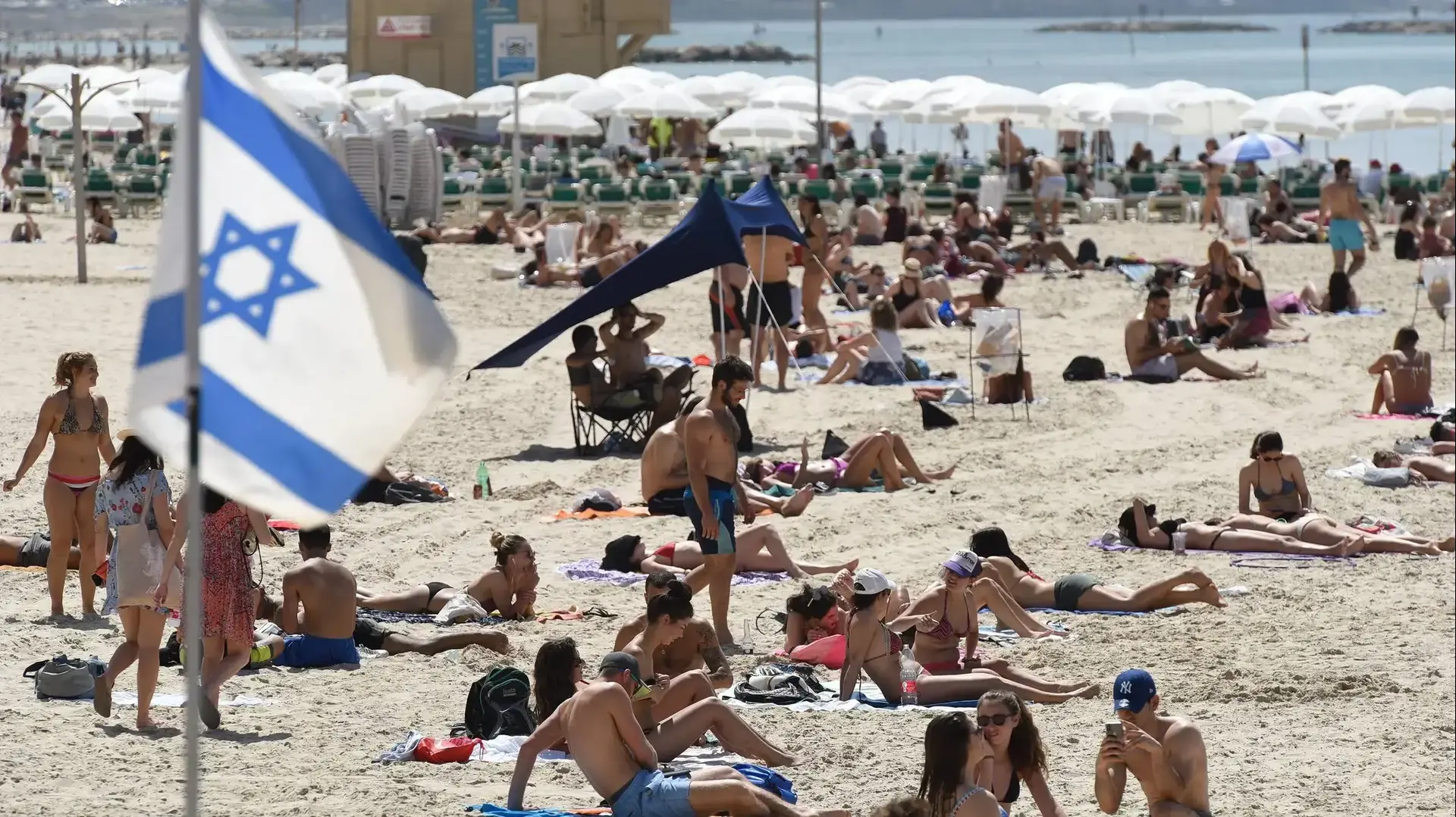 מתרחצים במזג אוויר שרבי בחופי תל אביב 19 במרץ 2018 מתרחצים במזג אוויר שרבי בחופי תל אביב 19 במרץ 2018