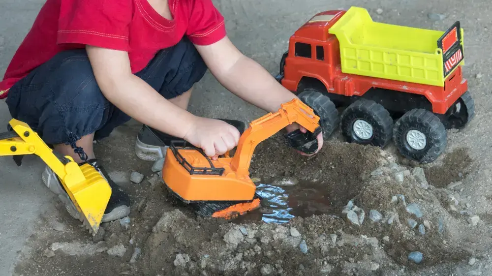 ילד משחק במכוניות צעצוע ילד משחק במכוניות צעצוע