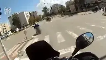 תיעוד ממצלמת הקסדה של השוטר: ניסיון הימלטות של רוכב אופנוע פסול לנהיגה
