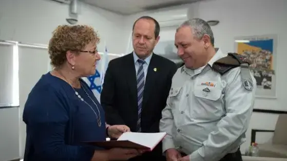 ראש המטה הכללי, רב-אלוף גדי איזנקוט, בפגישה עם גברת מרים פרץ ועם ראש עיריית ירושלים, מר ניר ברקת, במסגרת ביקורו בבית הספר התיכון שליד האוניברסיטה בירושלים 20 במרץ 2018 ראש המטה הכללי, רב-אלוף גדי איזנקוט, בפגישה עם גברת מרים פרץ ועם ראש עיריית ירושלים, מר ניר ברקת, במסגרת ביקורו בבית הספר התיכון שליד האוניברסיטה בירושלים 20 במרץ 2018