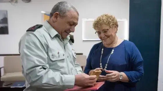ראש המטה הכללי, רב-אלוף גדי איזנקוט, בפגישה עם גברת מרים פרץ ועם ראש עיריית ירושלים, מר ניר ברקת, במסגרת ביקורו בבית הספר התיכון שליד האוניברסיטה בירושלים 20 במרץ 2018 ראש המטה הכללי, רב-אלוף גדי איזנקוט, בפגישה עם גברת מרים פרץ ועם ראש עיריית ירושלים, מר ניר ברקת, במסגרת ביקורו בבית הספר התיכון שליד האוניברסיטה בירושלים 20 במרץ 2018