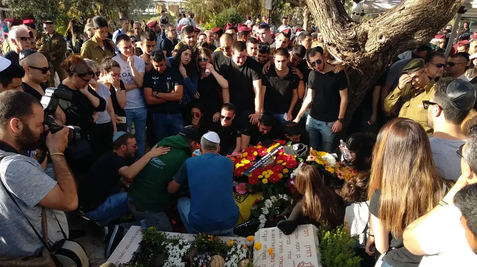 הלווייתו של סמ"ר שחר סטרוג, שנהרג בעקבות פליטת כדור מאקדח שכוון לעברו בבסיס הלווייתו של סמ"ר שחר סטרוג, שנהרג בעקבות פליטת כדור מאקדח שכוון לעברו בבסיס