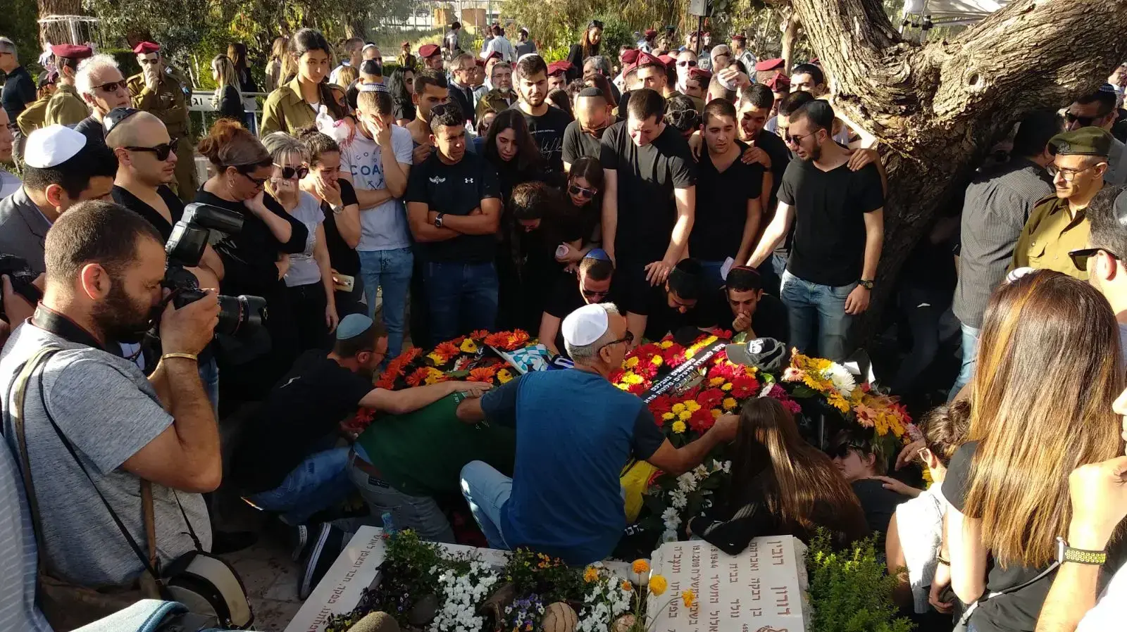הלווייתו של סמ"ר שחר סטרוג, שנהרג בעקבות פליטת כדור מאקדח שכוון לעברו בבסיס הלווייתו של סמ"ר שחר סטרוג, שנהרג בעקבות פליטת כדור מאקדח שכוון לעברו בבסיס