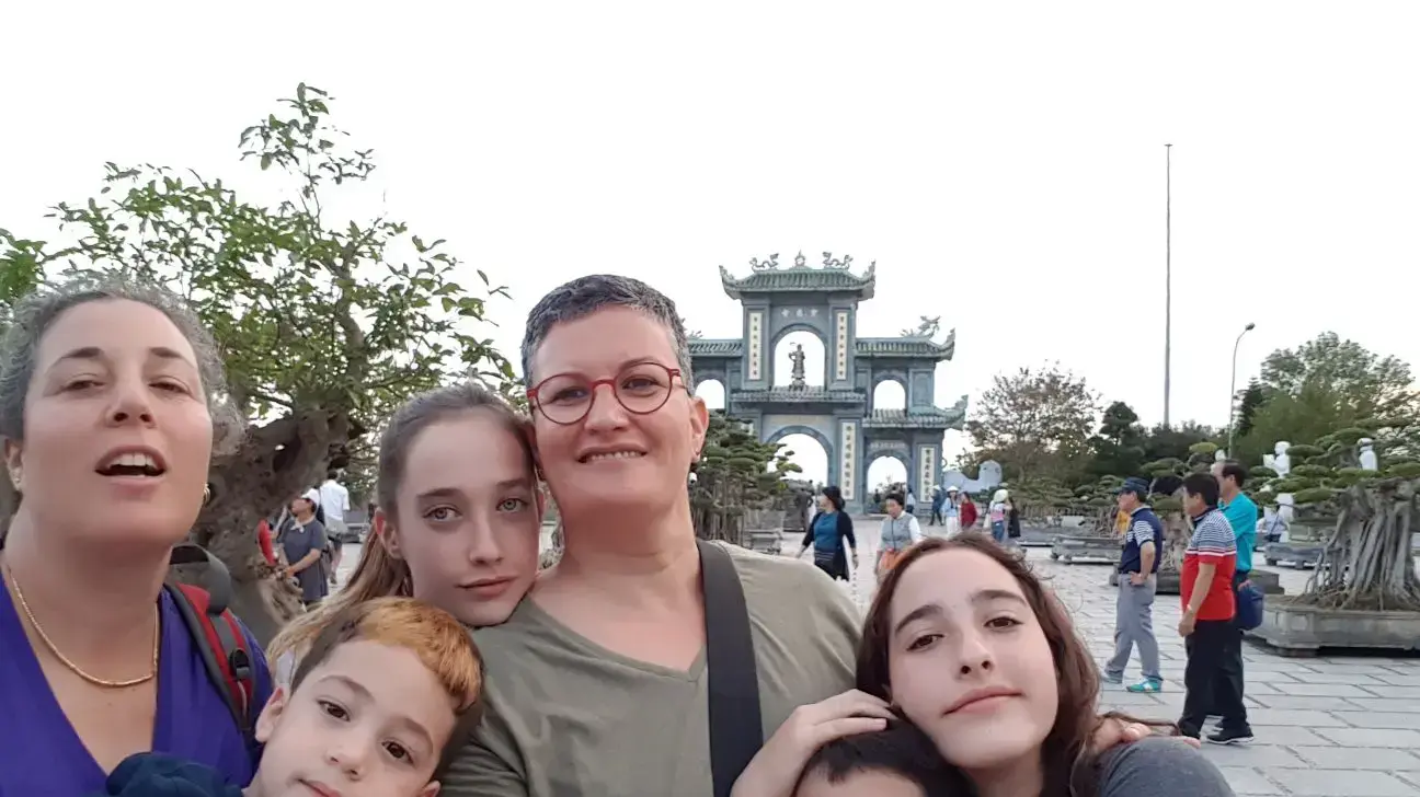 תמונה משפחתית של זוג האמהות שמשרד הפנים מחק להם את הרישום תמונה משפחתית של זוג האמהות שמשרד הפנים מחק להם את הרישום