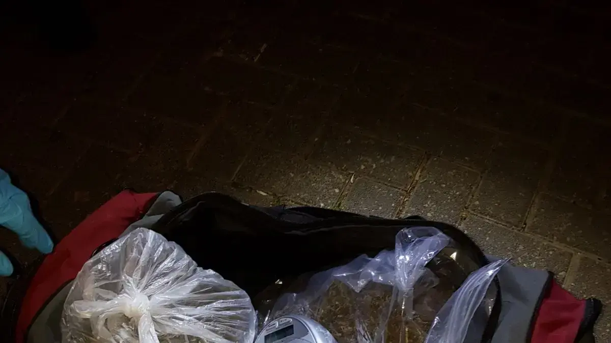 בפעילות סמויה ממוקדת של משטרת ישראל ויחידה של מצ?ח נתפסו בלילה שבין שלישי לרביעי 'על חם' 5 חשודים עת שעפ"י החשד ביצעו עסקת סחר בסמים בירושלים, וברשותם נתפסו יותר מ 4 קילו של חומר החשוד כסם מסוכן מסוג מריחואנה, 22 במרץ 2018 בפעילות סמויה ממוקדת של משטרת ישראל ויחידה של מצ?ח נתפסו בלילה שבין שלישי לרביעי 'על חם' 5 חשודים עת שעפ"י החשד ביצעו עסקת סחר בסמים בירושלים, וברשותם נתפסו יותר מ 4 קילו של חומר החשוד כסם מסוכן מסוג מריחואנה, 22 במרץ 2018